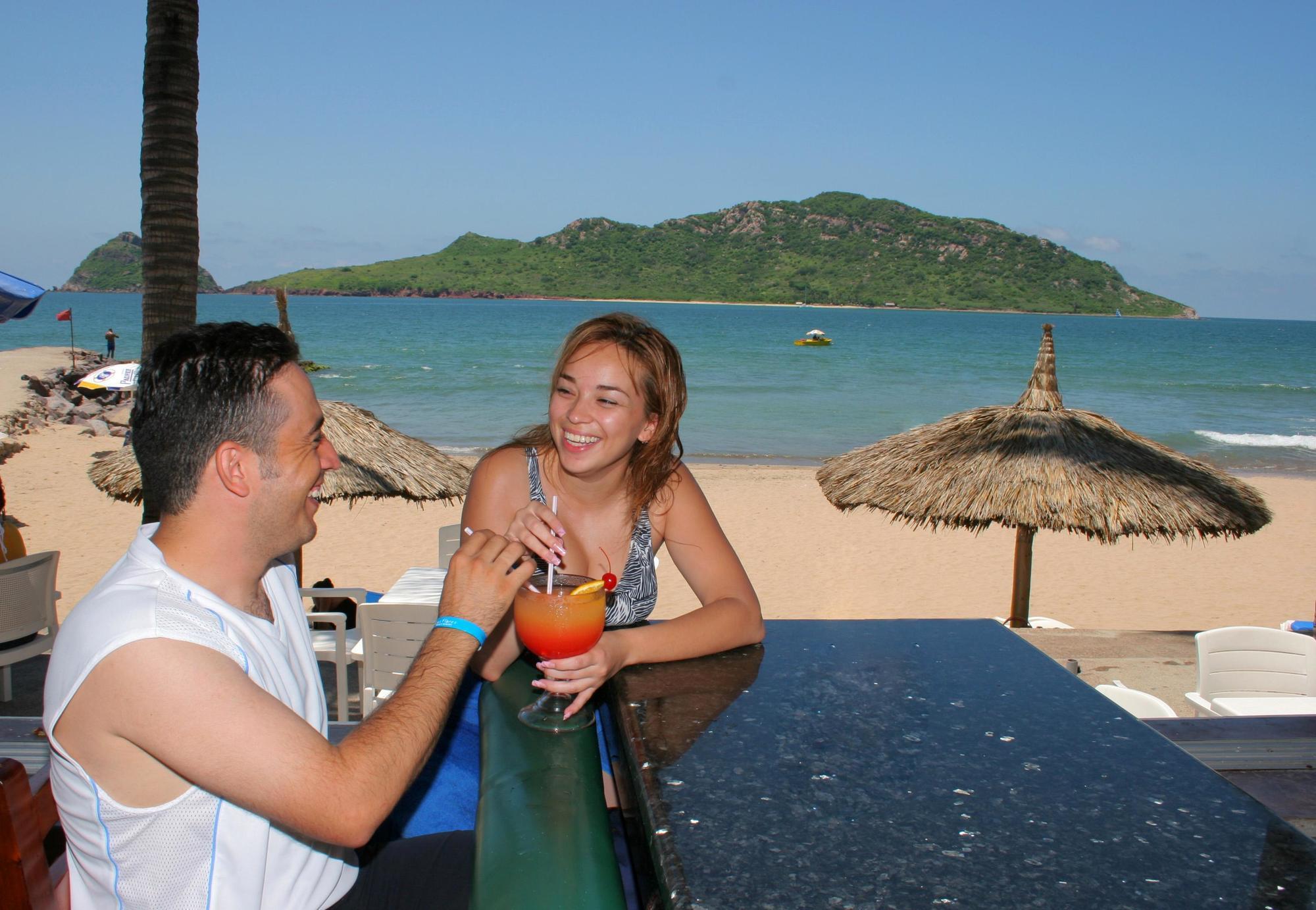 מזטלן Las Flores Beach Resort מראה חיצוני תמונה